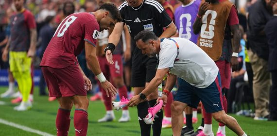 Pedro Neto, de Portugal, se cambia sus botas rosas por otras durante el transcurso del partido ante España del Mundial 2026.