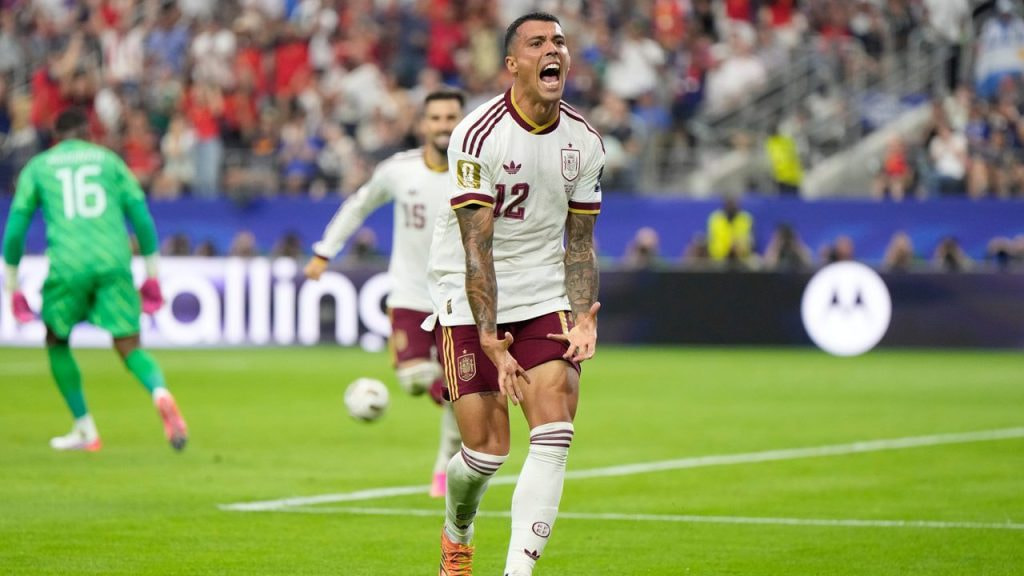 Pedro Porro celebra el gol que le daba a España el definitivo 2-0 ante Francia en las semifinales del Mundial 2026.