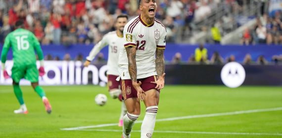 Pedro Porro celebra el gol que le daba a España el definitivo 2-0 ante Francia en las semifinales del Mundial 2026.