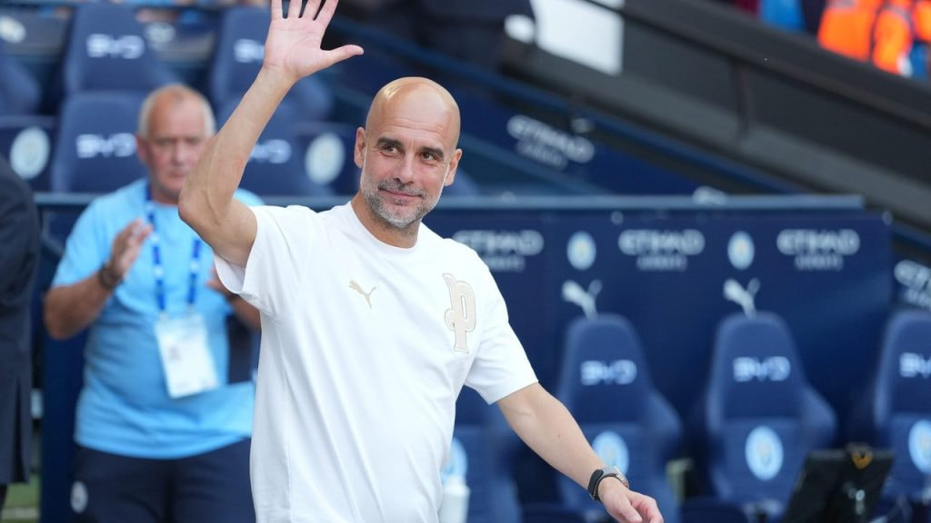 Pep Guardiola saluda a la afición del Manchester City tras su último partido con el club