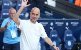 Pep Guardiola saluda a la afición del Manchester City tras su último partido con el club