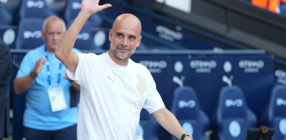 Pep Guardiola saluda a la afición del Manchester City tras su último partido con el club