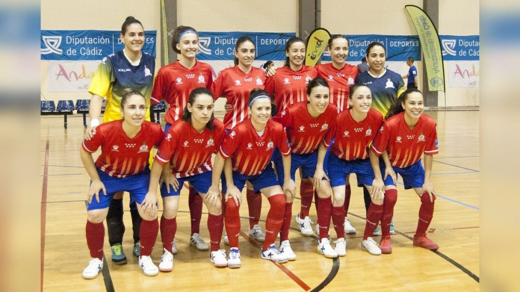 Las jugadoras de un equipo de fútbol sala femenino posan para la foto de equipo en la pista