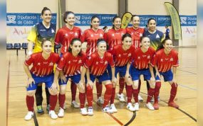 Las jugadoras de un equipo de fútbol sala femenino posan para la foto de equipo en la pista