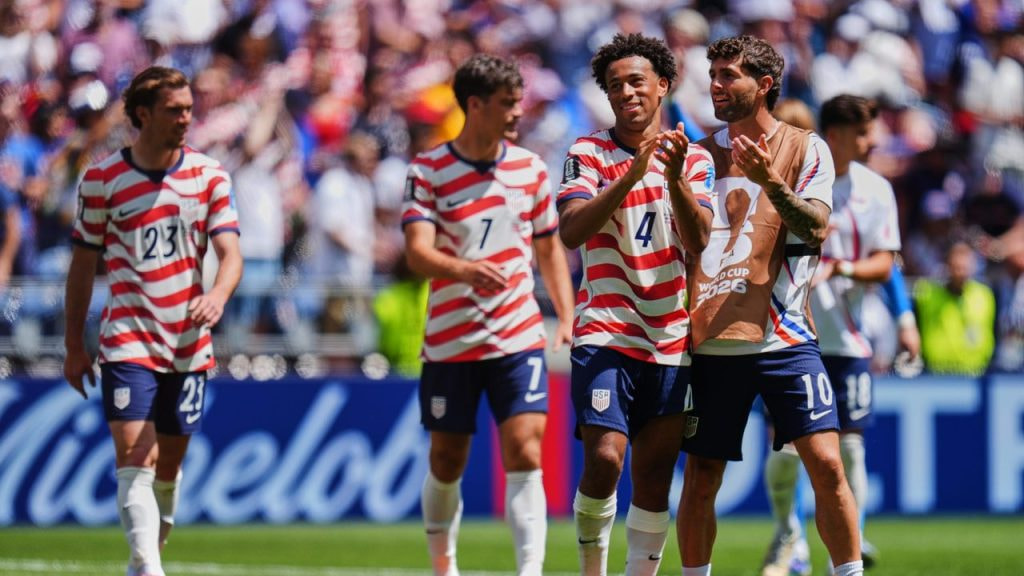 Varios futbolistas de Estados Unidos, con el capitán Pulisic al frente, saludan a la afición tras un partido.
