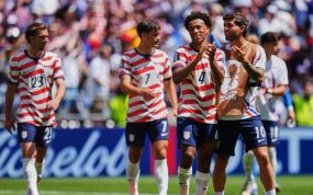 Varios futbolistas de Estados Unidos, con el capitán Pulisic al frente, saludan a la afición tras un partido.