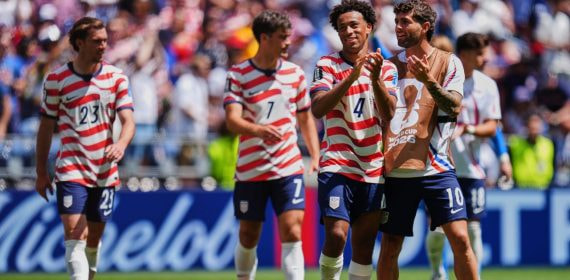 Varios futbolistas de Estados Unidos, con el capitán Pulisic al frente, saludan a la afición tras un partido.