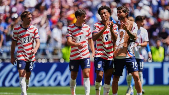 Varios futbolistas de Estados Unidos, con el capitán Pulisic al frente, saludan a la afición tras un partido.