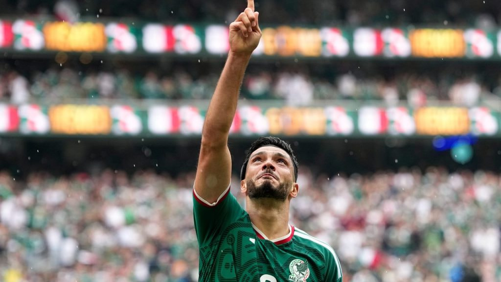 Raúl Jiménez señala al cielo dedicando su gol ante Sudáfrica en el primer partido del Mundial 2026 a su padre, fallecido unos meses atrás.