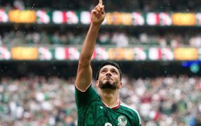 Raúl Jiménez señala al cielo dedicando su gol ante Sudáfrica en el primer partido del Mundial 2026 a su padre, fallecido unos meses atrás.