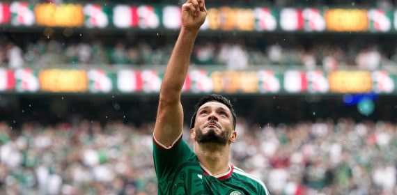 Raúl Jiménez señala al cielo dedicando su gol ante Sudáfrica en el primer partido del Mundial 2026 a su padre, fallecido unos meses atrás.