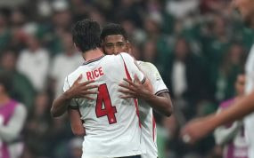 Declan Rice y Jude Bellingham, abrazados tras el segundo gol de Inglaterra ante México en el Mundial 2026.