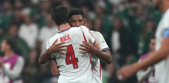 Declan Rice y Jude Bellingham, abrazados tras el segundo gol de Inglaterra ante México en el Mundial 2026.
