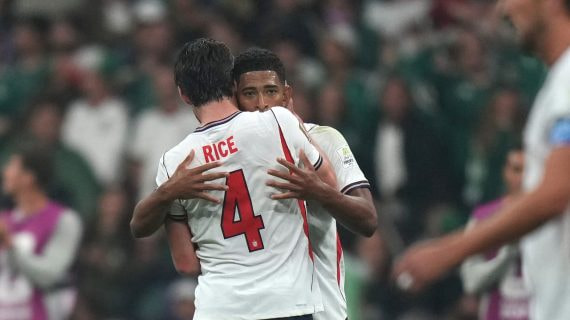 Declan Rice y Jude Bellingham, abrazados tras el segundo gol de Inglaterra ante México en el Mundial 2026.