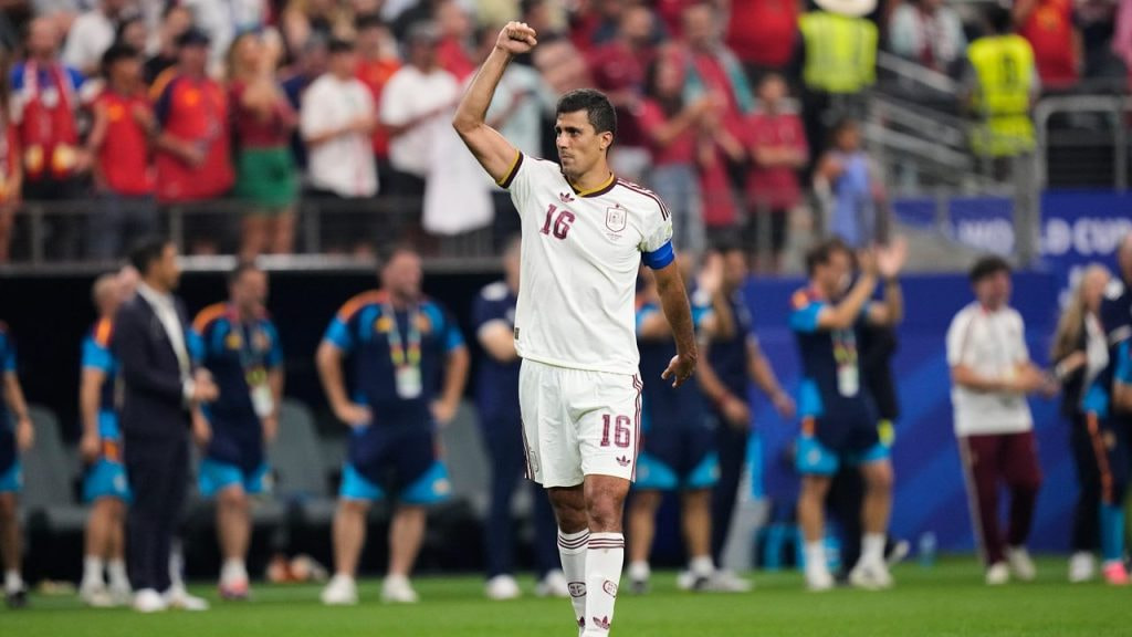 Rodri Hernández levanta el puño el alto tras la victoria de España ante Portugal en los octavos de final del Mundial 2026.