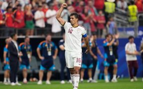 Rodri Hernández levanta el puño el alto tras la victoria de España ante Portugal en los octavos de final del Mundial 2026.