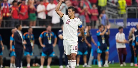Rodri Hernández levanta el puño el alto tras la victoria de España ante Portugal en los octavos de final del Mundial 2026.