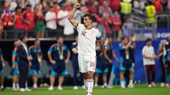 Rodri Hernández levanta el puño el alto tras la victoria de España ante Portugal en los octavos de final del Mundial 2026.
