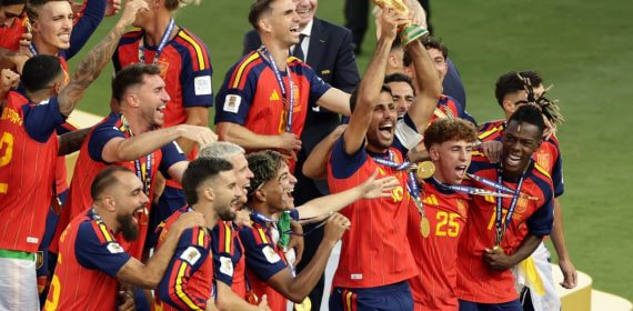 El capitán de España, Rodrigo Hernández, levanta al cielo del MetLife Stadium la Copa del Mundo rodeado de sus compañeros de selección.