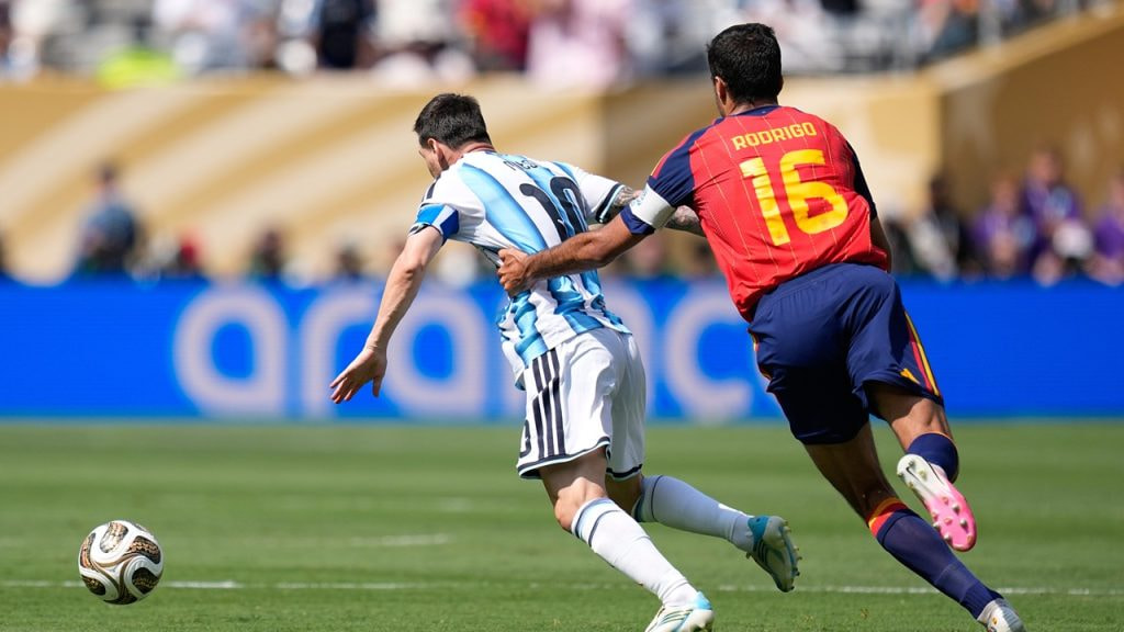 Rodri Hernández agarra a Lionel Messi durante la final de la Copa del Mundo 2026.