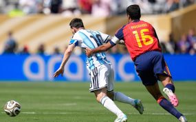 Rodri Hernández agarra a Lionel Messi durante la final de la Copa del Mundo 2026.