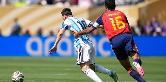 Rodri Hernández agarra a Lionel Messi durante la final de la Copa del Mundo 2026.