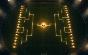 Cuadro eliminatorio iluminado sobre el césped de un estadio nocturno que converge en un balón dorado central