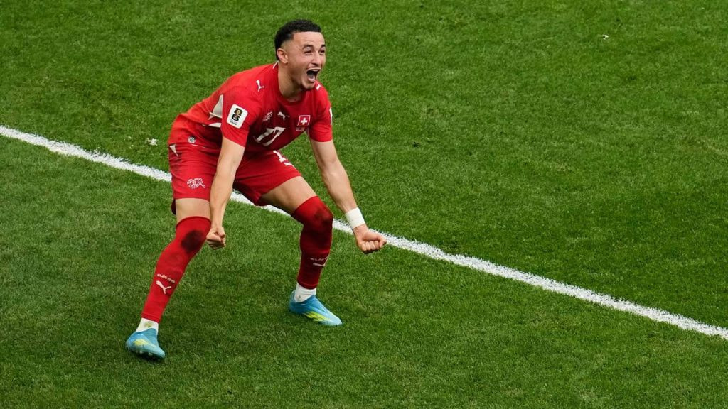 Rubén Vargas celebra el penalti que clasificó a Suiza a los cuartos de final del Mundial 2026 ante Colombia.