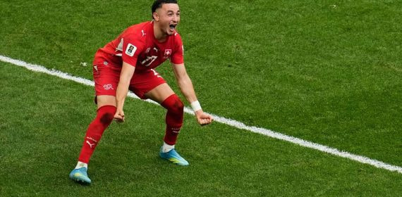 Rubén Vargas celebra el penalti que clasificó a Suiza a los cuartos de final del Mundial 2026 ante Colombia.