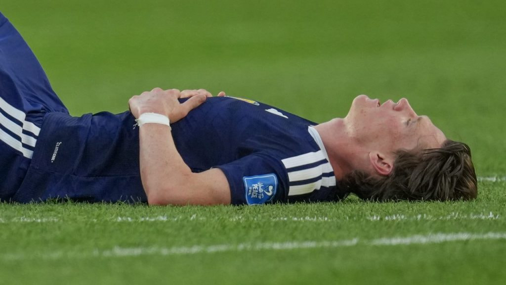 Scott McTominay, de Escocia, tumbado sobre el césped tras la derrota ante Marruecos.