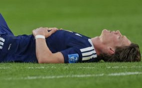 Scott McTominay, de Escocia, tumbado sobre el césped tras la derrota ante Marruecos.