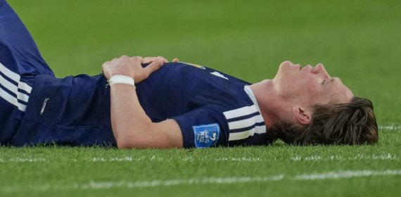 Scott McTominay, de Escocia, tumbado sobre el césped tras la derrota ante Marruecos.