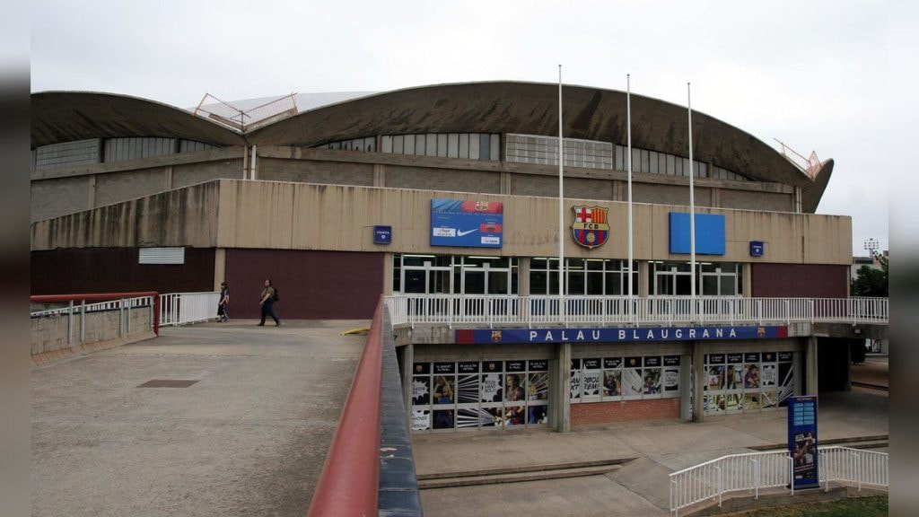 La fachada del Palau Blaugrana con el escudo del Barça sobre la entrada