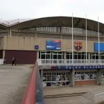 La fachada del Palau Blaugrana con el escudo del Barça sobre la entrada