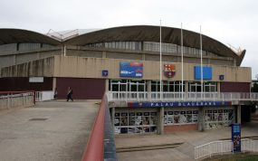 La fachada del Palau Blaugrana con el escudo del Barça sobre la entrada