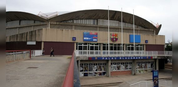 La fachada del Palau Blaugrana con el escudo del Barça sobre la entrada