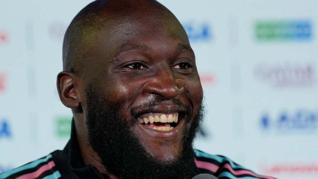 Romelu Lukaku sonríe en una rueda de prensa de Bélgica antes de los cuartos del Mundial 2026 ante España