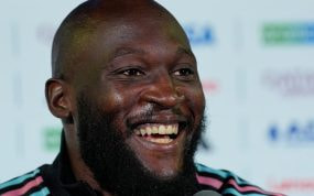 Romelu Lukaku sonríe en una rueda de prensa de Bélgica antes de los cuartos del Mundial 2026 ante España