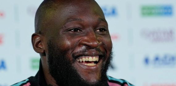 Romelu Lukaku sonríe en una rueda de prensa de Bélgica antes de los cuartos del Mundial 2026 ante España