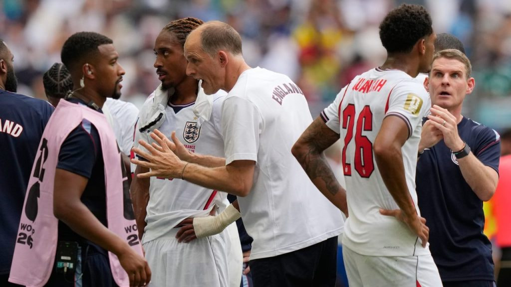 El seleccionador de Inglaterra, Thomas Tuchel, da una charla a sus futbolistas durante una pausa de hidratación.