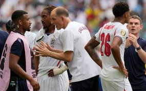 El seleccionador de Inglaterra, Thomas Tuchel, da una charla a sus futbolistas durante una pausa de hidratación.
