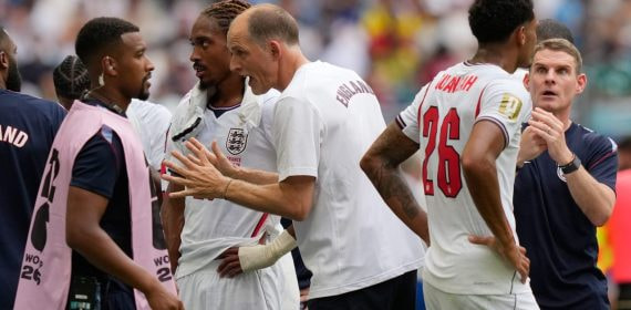El seleccionador de Inglaterra, Thomas Tuchel, da una charla a sus futbolistas durante una pausa de hidratación.
