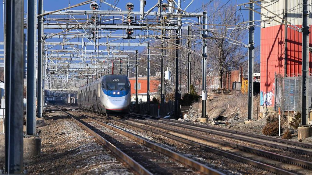 Tren Amtrak Acela acercándose a una estación en el corredor Noreste de Estados Unidos