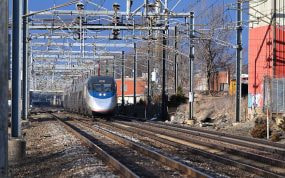 Tren Amtrak Acela acercándose a una estación en el corredor Noreste de Estados Unidos
