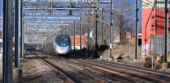 Tren Amtrak Acela acercándose a una estación en el corredor Noreste de Estados Unidos