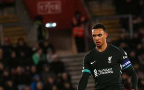 Trent Alexander-Arnold, con la camiseta del Liverpool, durante un partido
