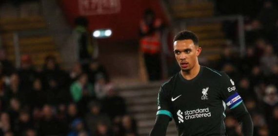 Trent Alexander-Arnold, con la camiseta del Liverpool, durante un partido