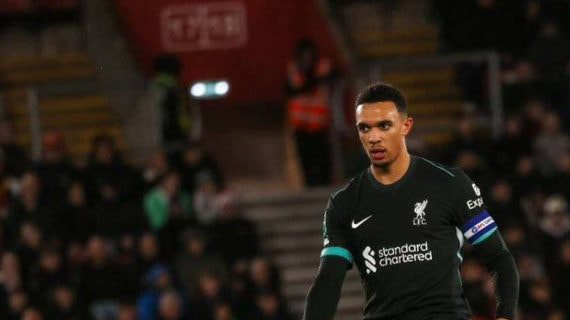 Trent Alexander-Arnold, con la camiseta del Liverpool, durante un partido