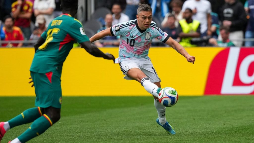 Leandro Trossard juega un balón ante un rival durante el partido Bélgica - Senegal del Mundial 2026.