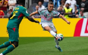 Leandro Trossard juega un balón ante un rival durante el partido Bélgica - Senegal del Mundial 2026.